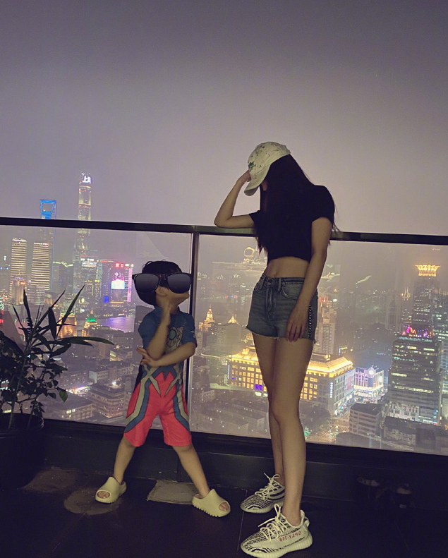 赵丽颖|有种“无妊娠纹”叫赵丽颖，产后5月就穿露脐装，儿子真是亲生？