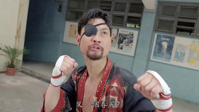 周比利戴眼镜亮相，看上去斯斯文文，却是拳脚最厉害的动作演员_腾讯新闻