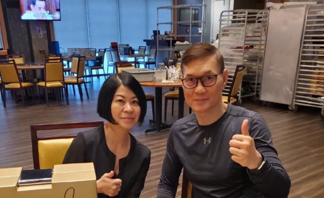 周比利戴眼镜亮相看上去斯斯文文却是拳脚最厉害的动作演员