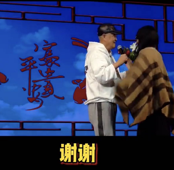 赵本山|赵本山登台演出被女粉丝强吻，他当场调侃：还有这好事