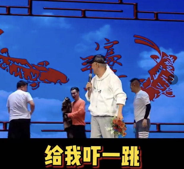 赵本山|赵本山登台演出被女粉丝强吻，他当场调侃：还有这好事