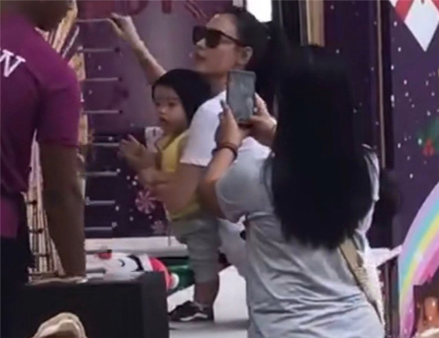 张柏芝|张柏芝晒自拍照显憔悴，隔离半个月太想念小儿子