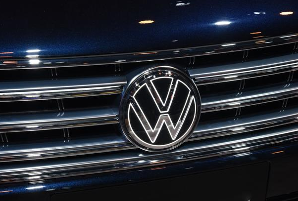 真正带字母的大众来了新车配后排小冰箱车标上都是led灯