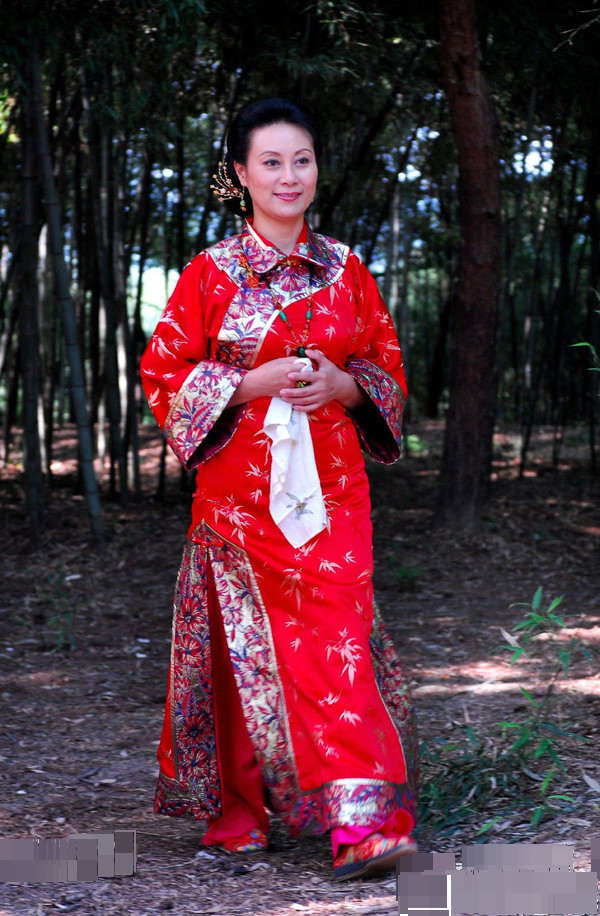 她是国家一级演员,中国戏剧家协会会员,中国电视艺术家协会会员.