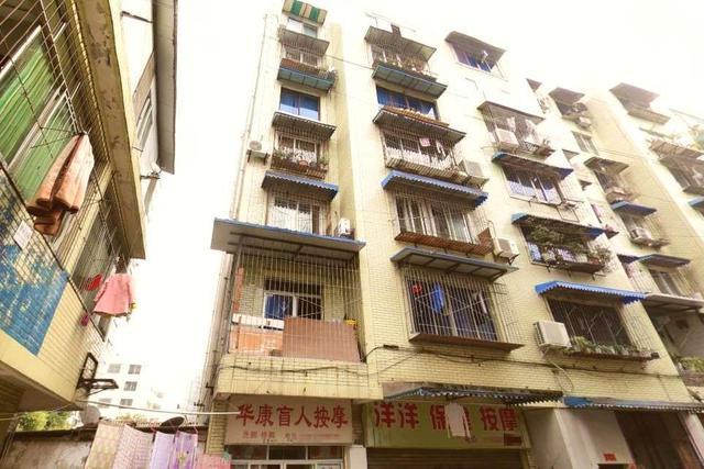 成都一处尴尬的城中村 环境老旧 人员混杂 正经人避而不谈 城中村 成都 打工者