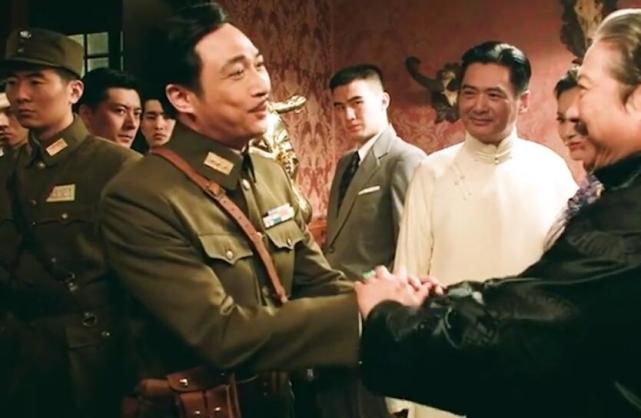 其中周润发饰演的成大器和洪金宝饰演的洪寿亭,分别是以青帮三大亨之