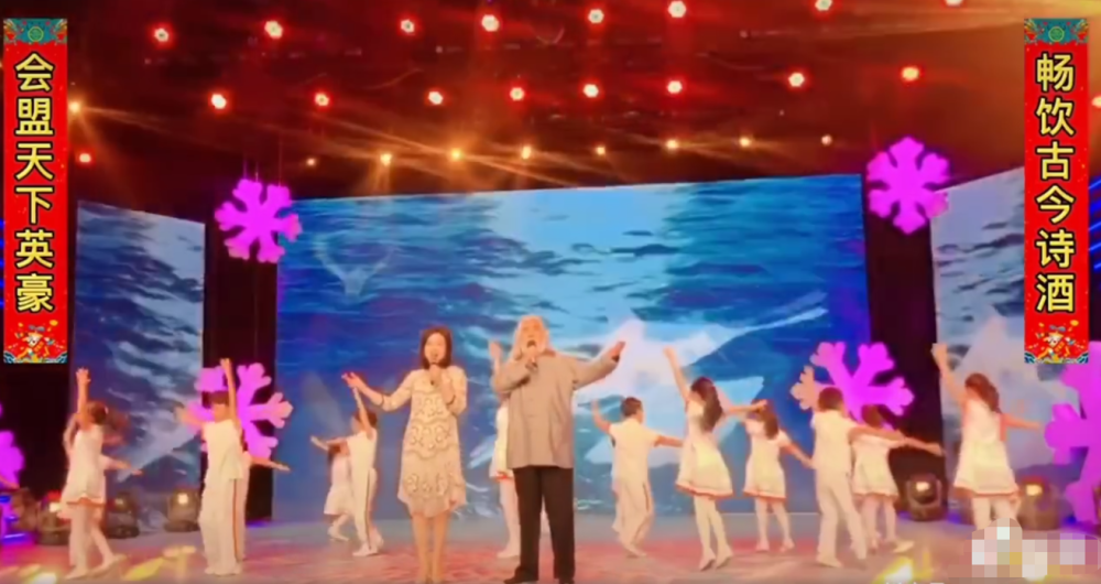 张纪中|张纪中登台演唱，声若洪钟底气十足，娇妻曾夸他体力强过年轻人