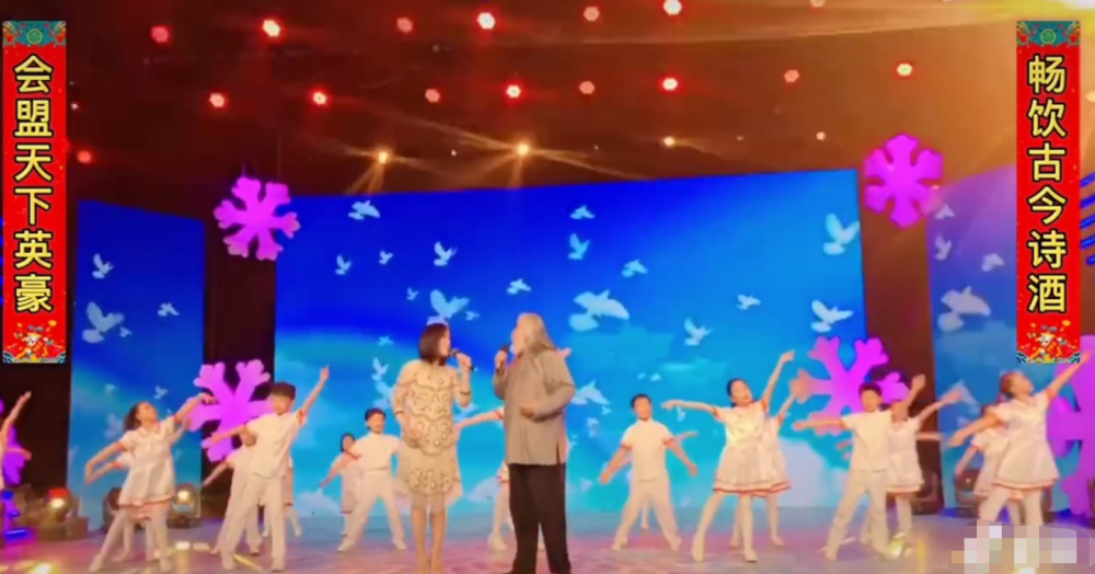 张纪中|张纪中登台演唱，声若洪钟底气十足，娇妻曾夸他体力强过年轻人
