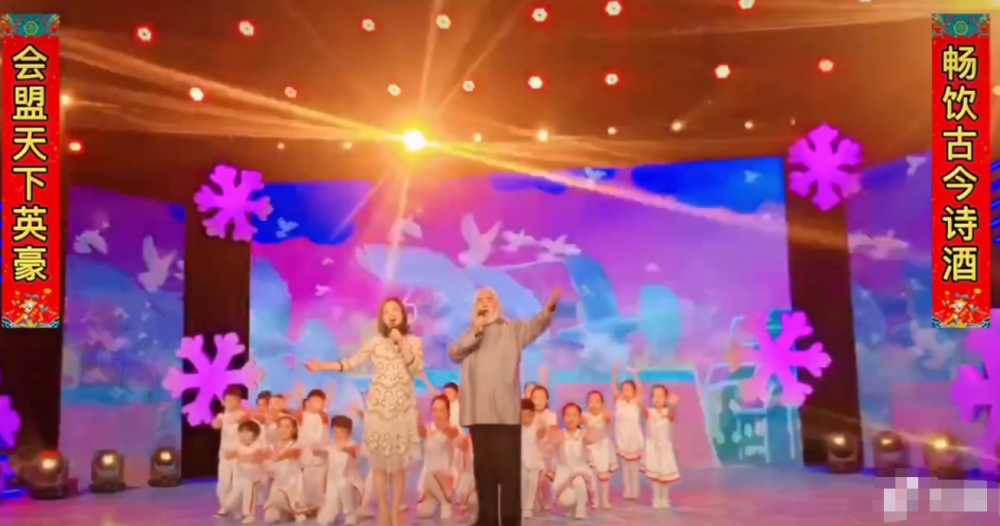 张纪中|张纪中登台演唱，声若洪钟底气十足，娇妻曾夸他体力强过年轻人