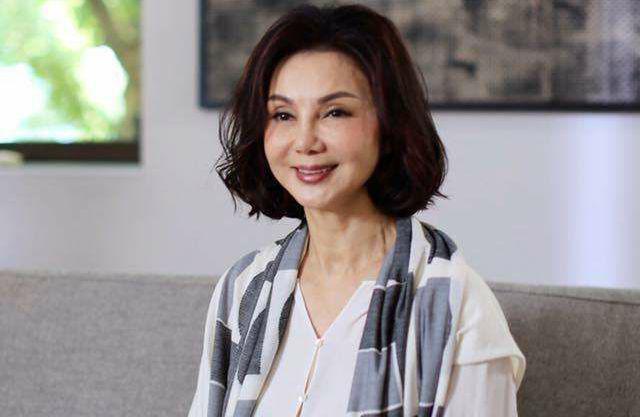 谢玲玲晒四世同堂照片,王祖贤都未能动摇地位,离婚对公婆仍孝顺