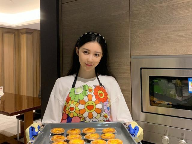 潘玮柏|潘玮柏娇妻婚变风波后晒美食很滋润，台媒曝光其性感旧照，温婉形象是伪装？