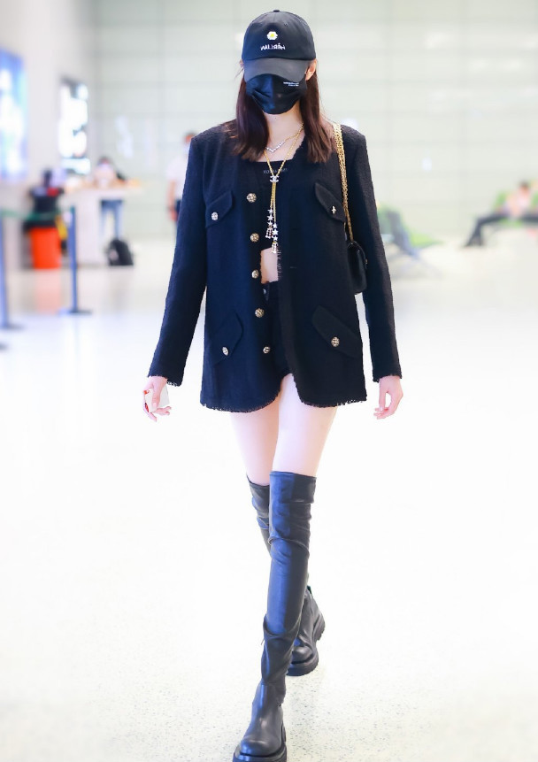 有种"秀腿上瘾"叫关晓彤!为秀腿穿"袜皮靴",鹿晗也不管管她