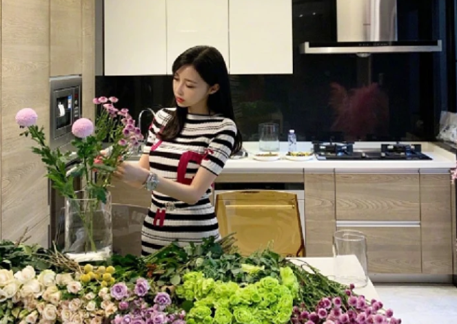 潘玮柏|潘玮柏娇妻婚变风波后晒美食很滋润，台媒曝光其性感旧照，温婉形象是伪装？