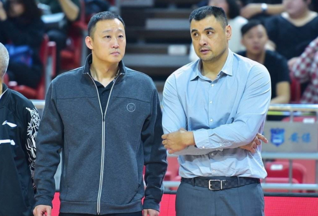 刘玉栋是篮球模子打的好也非常的努力但他的弱点也明显