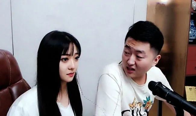 小洲与女友温暖已订婚公布婚期时间明年天气暖和就结婚