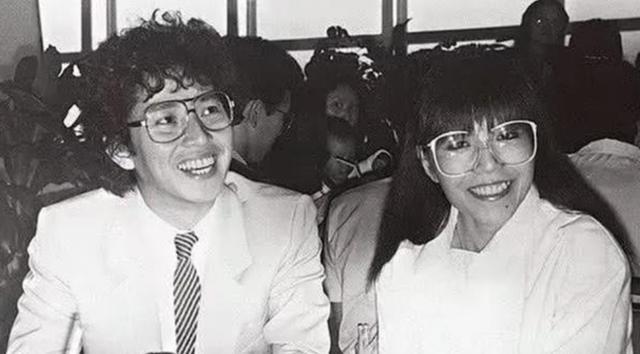 谭咏麟|谭咏麟自曝两女侍一夫，今坦言愧对正妻与情人，透露背叛发妻原因