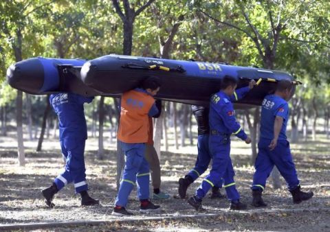 北京蓝天救援队|北京蓝天救援队利用国庆假期进行水上训练