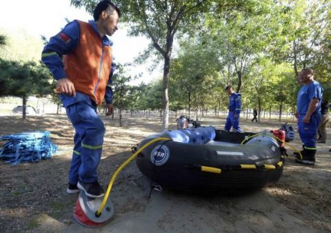 北京蓝天救援队|北京蓝天救援队利用国庆假期进行水上训练