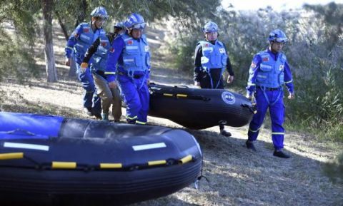 北京蓝天救援队|北京蓝天救援队利用国庆假期进行水上训练