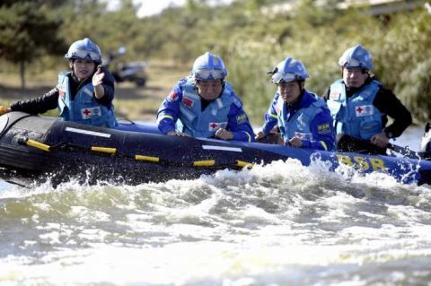 北京蓝天救援队|北京蓝天救援队利用国庆假期进行水上训练