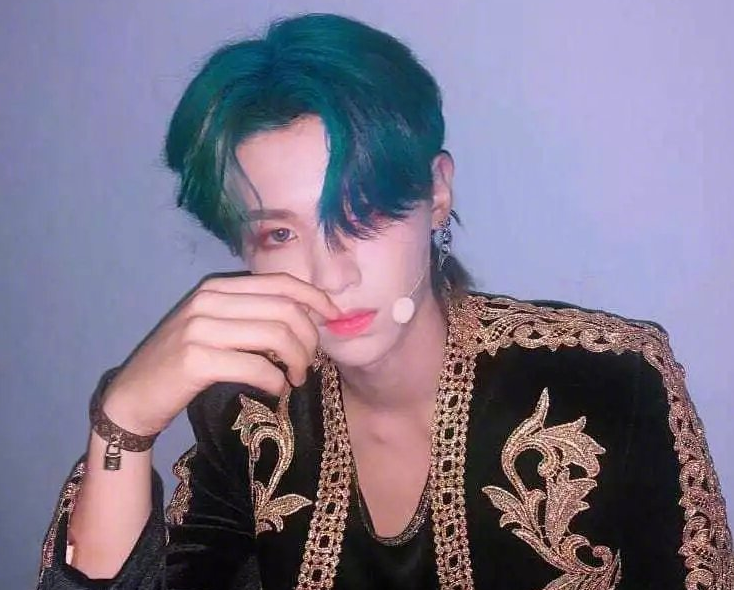 黄明昊如今的发展也是越来越好了,别看他的年龄非常小,可是情商却很高