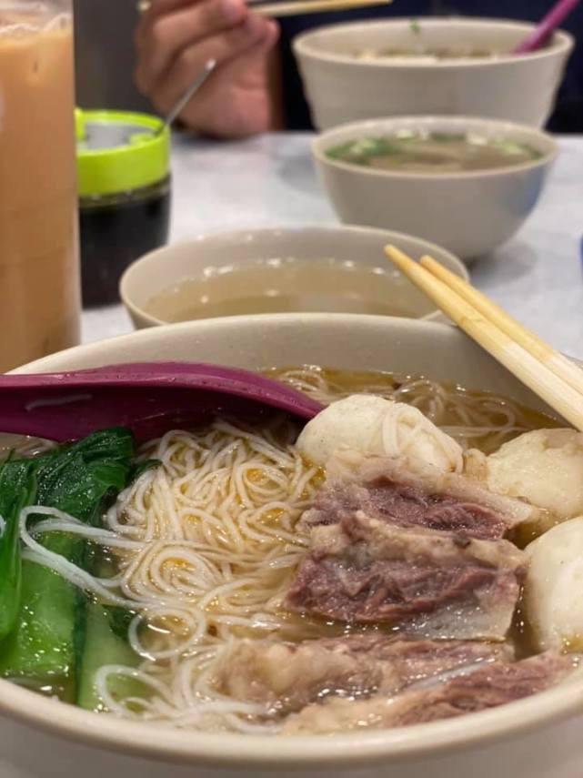 郑伊健|郑伊健53岁生日，妻子蒙嘉慧为丈夫庆生，二人小餐馆吃面尽显温情