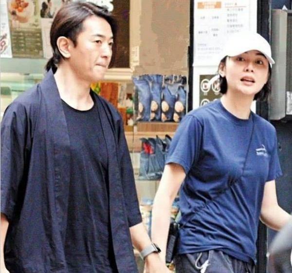 郑伊健|郑伊健53岁生日，妻子蒙嘉慧为丈夫庆生，二人小餐馆吃面尽显温情