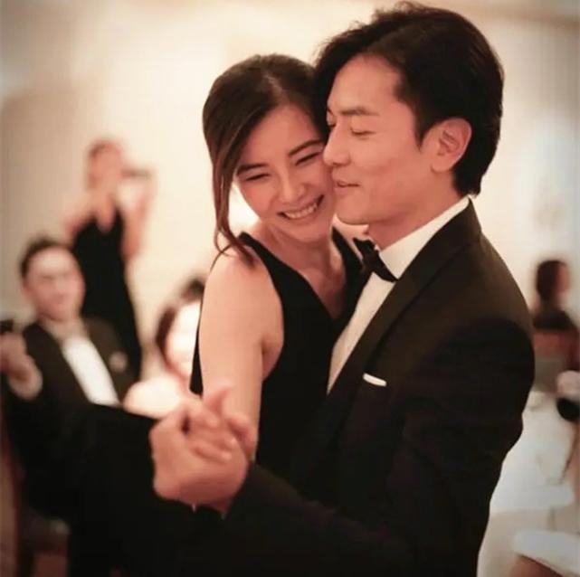 郑伊健|郑伊健53岁生日，妻子蒙嘉慧为丈夫庆生，二人小餐馆吃面尽显温情