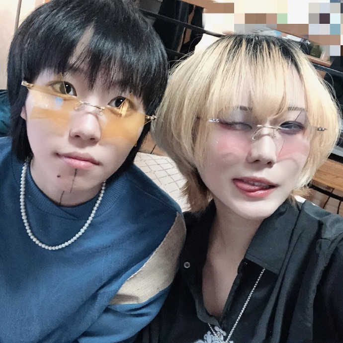 窦靖童|窦靖童与同父异母妹妹自拍超亲密，流鼻血特效十足搞怪