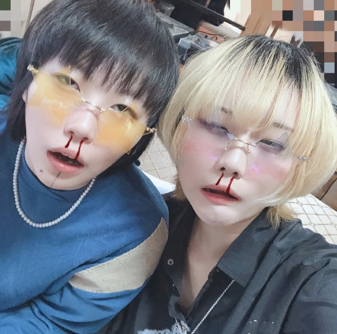 窦靖童|窦靖童与同父异母妹妹自拍超亲密，流鼻血特效十足搞怪