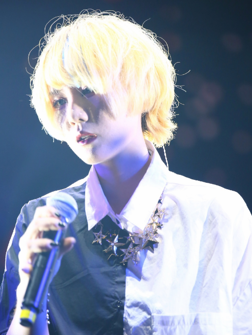 窦靖童|窦靖童与同父异母妹妹自拍超亲密，流鼻血特效十足搞怪