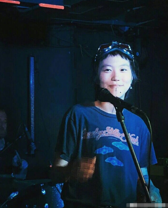 窦靖童|窦靖童与同父异母妹妹自拍超亲密，流鼻血特效十足搞怪