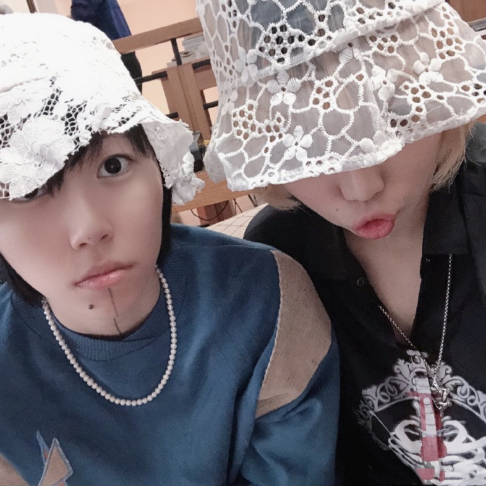 窦靖童|窦靖童与同父异母妹妹自拍超亲密，流鼻血特效十足搞怪