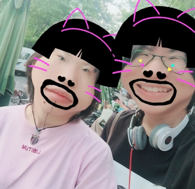 窦靖童|窦靖童与同父异母妹妹自拍超亲密，流鼻血特效十足搞怪