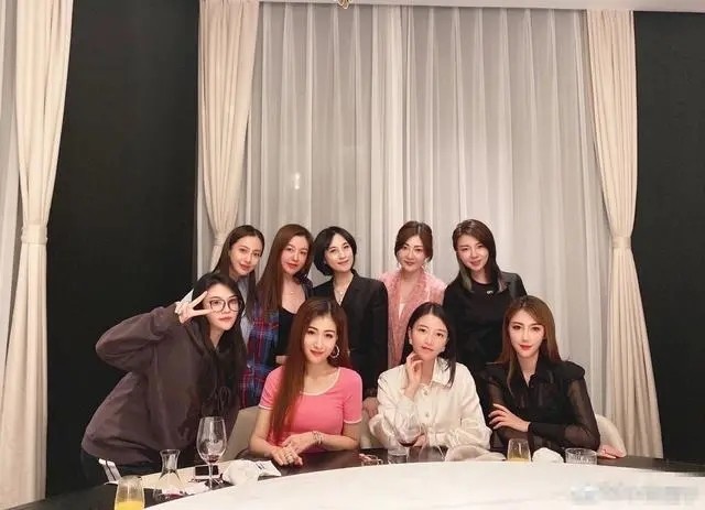 angelababy|Baby公开回应与阔太合影被边缘化说法：都是朋友，不介意站位