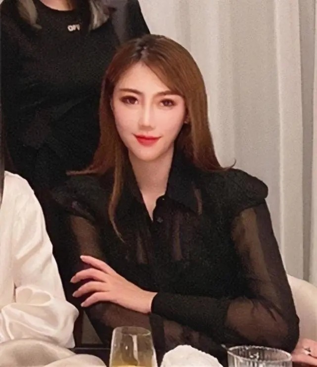 angelababy|Baby公开回应与阔太合影被边缘化说法：都是朋友，不介意站位