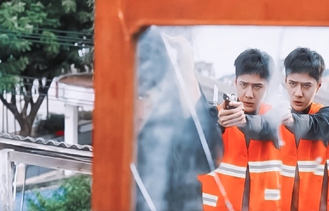 王一博|王一博穿西装报菜名，与辣根合拍太硬核，花衬衣成《冰雨火》路透