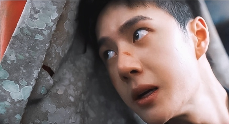 王一博|王一博穿西装报菜名，与辣根合拍太硬核，花衬衣成《冰雨火》路透