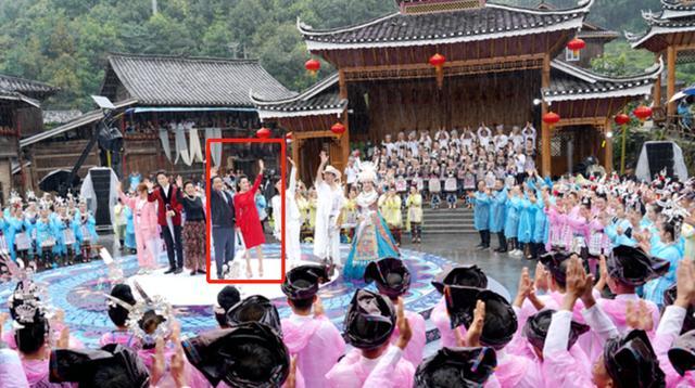 管彤|央视主持管彤一家坐游艇游玩，神秘丈夫罕露面，儿子和爸爸很相像