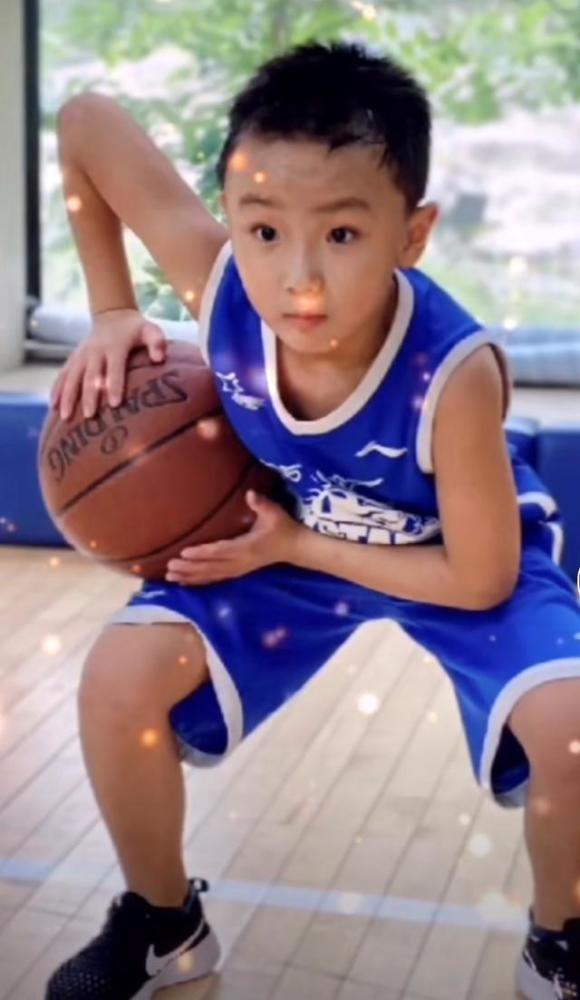 管彤|央视主持管彤一家坐游艇游玩，神秘丈夫罕露面，儿子和爸爸很相像