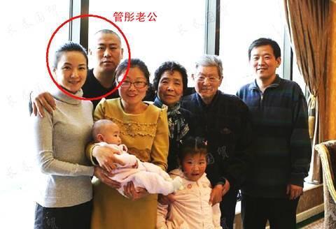 管彤|央视主持管彤一家坐游艇游玩，神秘丈夫罕露面，儿子和爸爸很相像