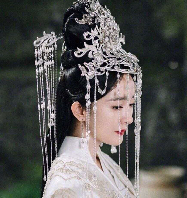 赵丽颖|网上曝出赵丽颖杨幂比拼帖，小赵造型师点赞杨幂强，后道歉是手滑