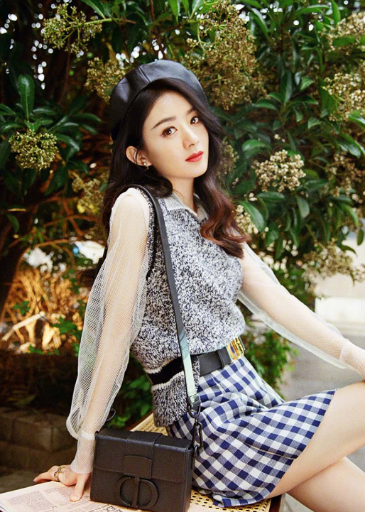 赵丽颖|网上曝出赵丽颖杨幂比拼帖，小赵造型师点赞杨幂强，后道歉是手滑