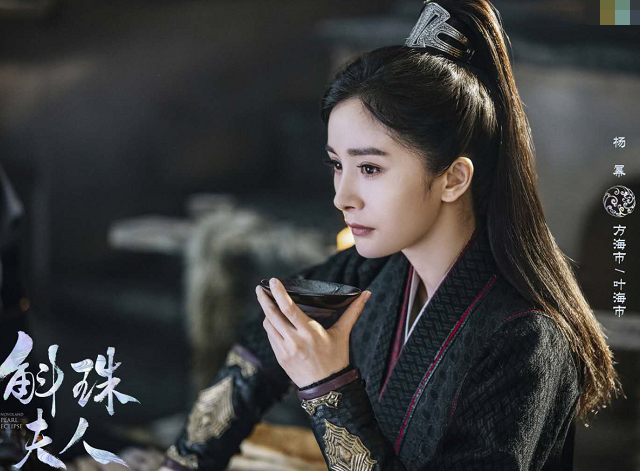 赵丽颖|网上曝出赵丽颖杨幂比拼帖，小赵造型师点赞杨幂强，后道歉是手滑