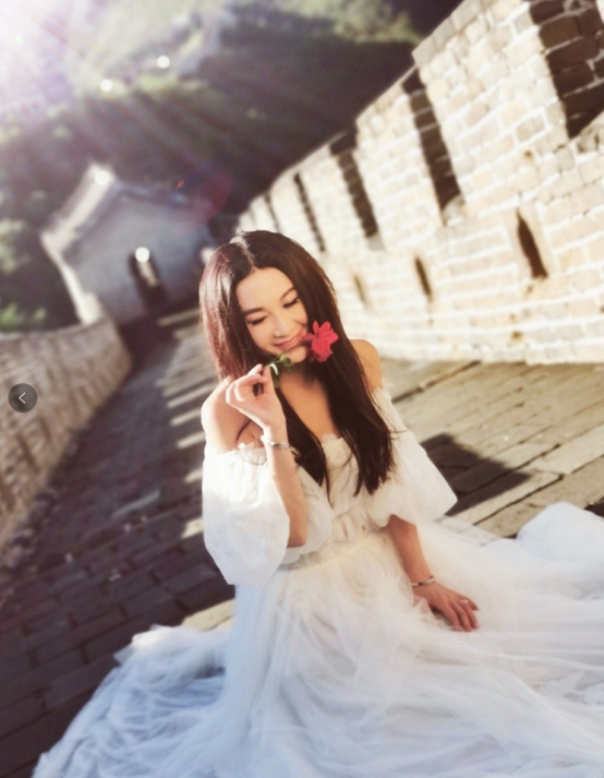 港星|54岁港星盘点：李若彤身材曲线佳，温碧霞冻龄，她们却显老态