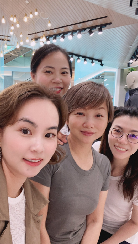 港星|54岁港星盘点：李若彤身材曲线佳，温碧霞冻龄，她们却显老态