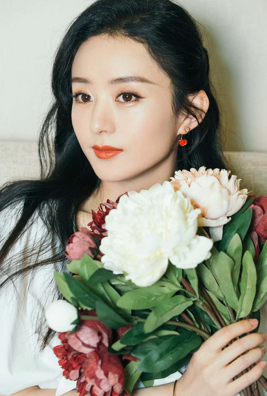 赵丽颖|网上曝出赵丽颖杨幂比拼帖，小赵造型师点赞杨幂强，后道歉是手滑