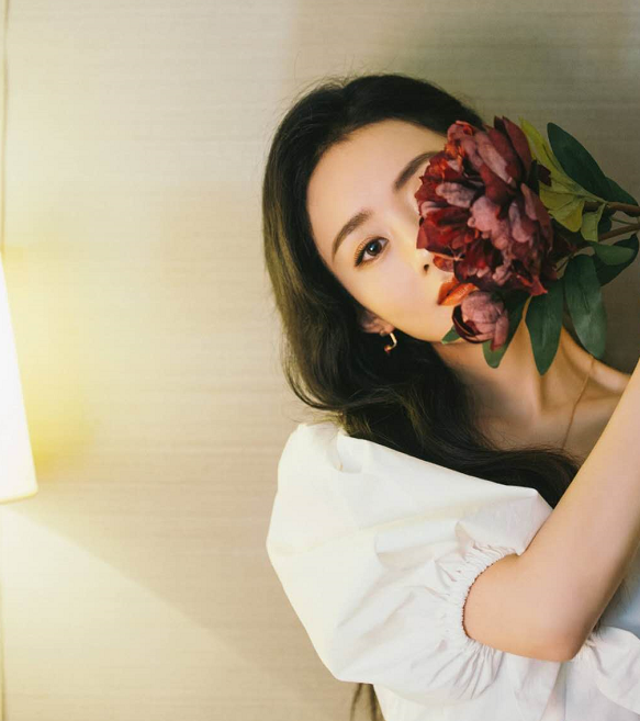 赵丽颖|网上曝出赵丽颖杨幂比拼帖，小赵造型师点赞杨幂强，后道歉是手滑