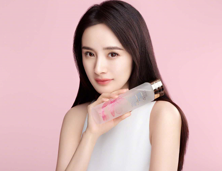 赵丽颖|网上曝出赵丽颖杨幂比拼帖，小赵造型师点赞杨幂强，后道歉是手滑