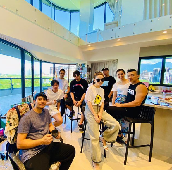 昆凌|周杰伦夫妇与友旅游，昆凌被老公甜喊公主，夫妻感情不收贴图事件影响